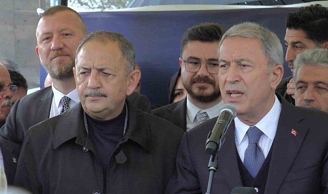 Bakan Akar: "Vatandaşlarımızın terörle arasında mesafe olmayanlarla aralarına mesafe koyması lazım"