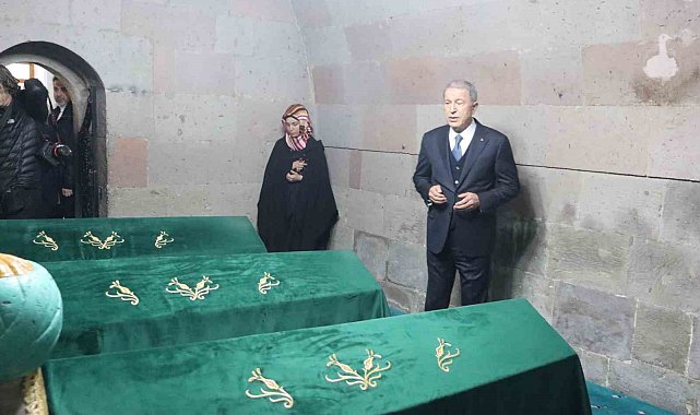 Bakan Akar seçim çalışmasına türbe ziyareti ile başladı