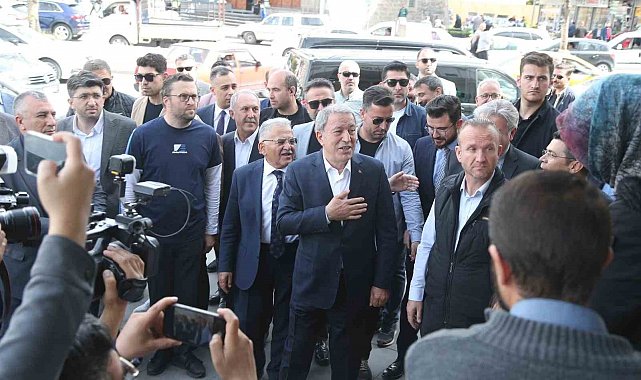 Bakan Akar; Şehit Aileleri ve Gaziler Derneği'ni ziyaret etti