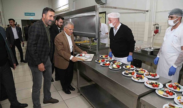 Bakan Akar ve Başkan Büyükkılıç, sahuru mobilya işçileriyle yaptı