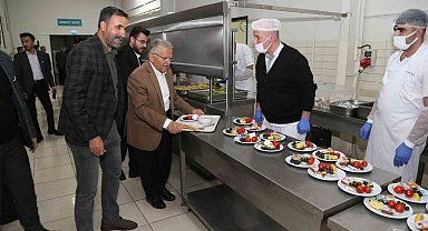 Bakan Akar ve Başkan Büyükkılıç, sahuru mobilya işçileriyle yaptı