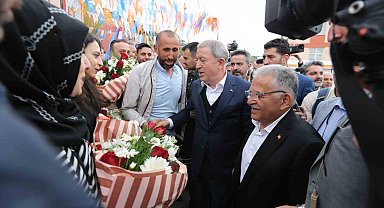 Bakan Akar ve Başkan Büyükkılıç'ın Tomarza ve Bünyan ziyaretleri mini mitinge dönüşte