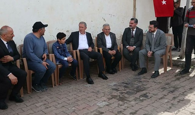 Bakan Akar'dan şehit çocuğuna duygulandıran ziyaret