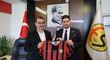 Bakan Dönmez Eskişehirspor'u ziyaret etti