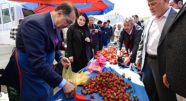 Bakan Dönmez pazarcı önlüğünü giydi, çilek tezgâhının başına geçti