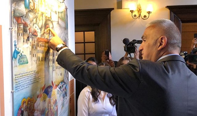 Bakan Ersoy, 23 Nisan sergilerini ziyaret etti