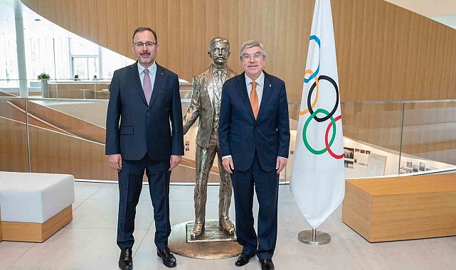 Bakan Kasapoğlu, IOC Başkanı Bach ile Lozan'da bir araya geldi
