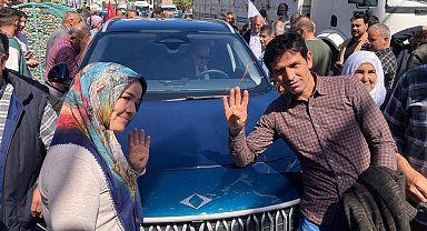 Bakan Nebati Togg'la geldi, vatandaşlar araçtan gözlerini alamadı
