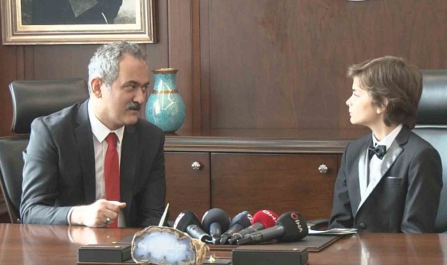 Bakan Özer, koltuğunu 5'inci sınıf öğrencisi Kaan Can İl'e devretti
