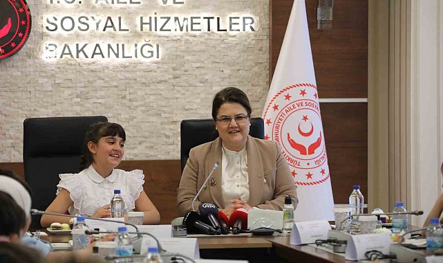 Bakan Yanık, koltuğunu 10 yaşındaki Havva Nil'e devretti