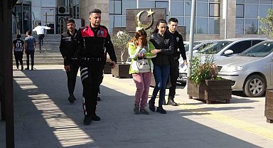 Balkona götürüp 'seni buradan atarım' diyen kocasını bıçakladı