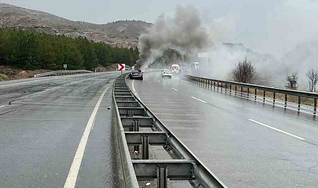 Bariyerlere çarpan araç alev aldı: 2 yaralı
