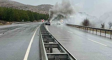 Bariyerlere çarpan araç alev aldı: 2 yaralı