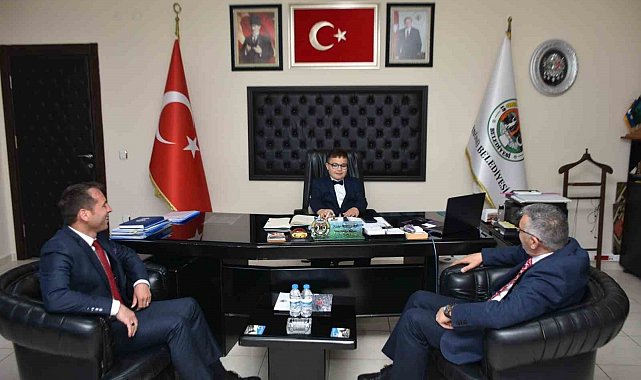 Başkan Bozkurt, 23 Nisan'da makamını öğrenci başkanı Kırcalı'ya devretti