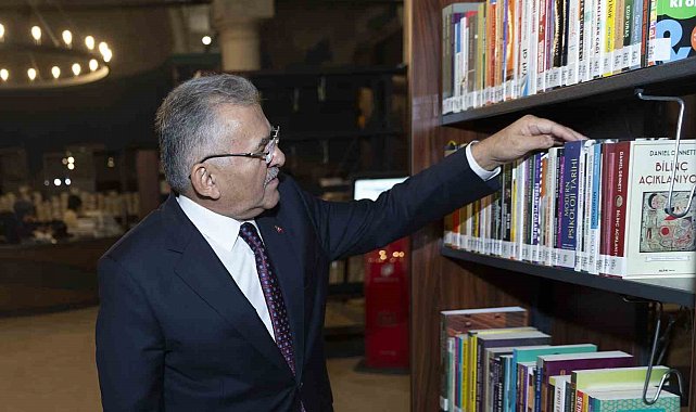 Başkan Büyükkılıç 4 yılda Kayseri'ye 44 kitap armağan etti