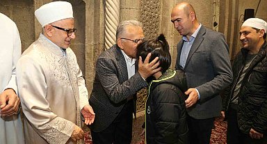 Başkan Büyükkılıç, bayram namazı sonrası vatandaşla bayramlaştı
