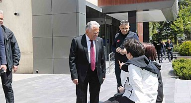 Başkan Büyükkılıç, yemekhanede personel ve vatandaş ile buluştu
