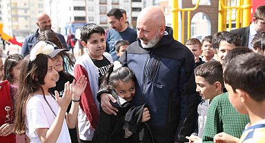 Başkan Çolakbayrakdar'ın Çocuk Sevgisi