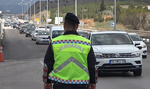 Bayramın ilk gününde de manzara yine aynı: 43 ilin geçiş güzergahında trafik yoğunluğu
