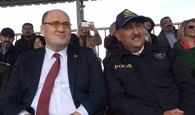 Belediye başkanı çocukluk hayalini 23 Nisan'da gerçekleştirdi: Polis üniforması giyip programa katıldı