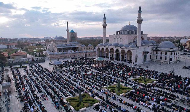 Binlerce kişi bayram namazında Mevlana Meydanı'nda buluştu