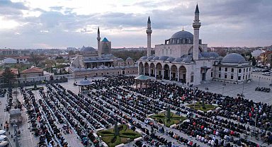 Binlerce kişi bayram namazında Mevlana Meydanı'nda buluştu