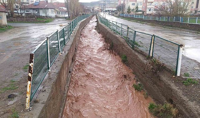 Bir anda yağan dolu etrafı beyaza bürüdü