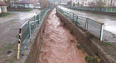 Bir anda yağan dolu etrafı beyaza bürüdü