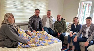 Bir asırlık Şakire ninenin tekerlekli sandalye ihtiyacı karşılandı
