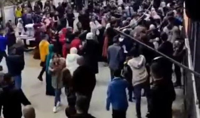 Bir yandan oynadılar, bir yandan kavga ettiler