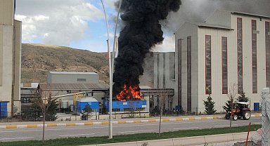 Çankırı'da korkutan fabrika yangını: Siyah dumanlar gökyüzünü kapladı