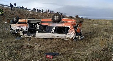 Cenaze taşıyan nakil aracı devrildi: 2 ölü, 3 yaralı