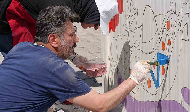 Çocuklar ATO'nun İskenderun'da kurduğu prefabrik yaşam alanını duvar resimleriyle canlandırdı