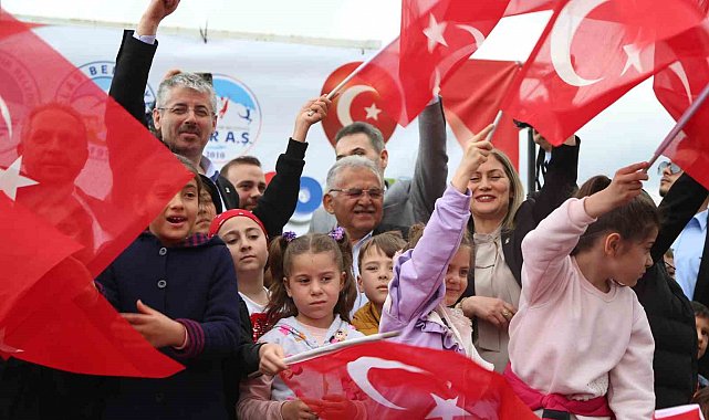 Çocuklar bayramlarını 'Çocuk Şenliği'nde kutladı
