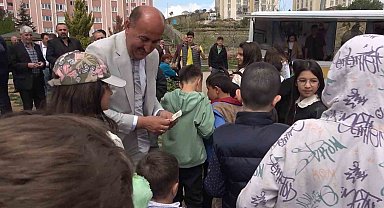 Çocukları mutlu eden bayram geleneği: Harçlık ve pamuk şeker dağıtıldı