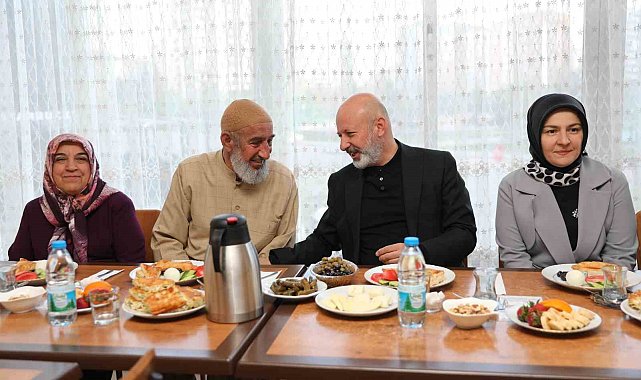 Çolakbayrakdar çifti, depremzede ailelerle bayramlaştı