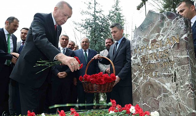 Cumhurbaşkanı Erdoğan, Alparslan Türkeş'in mezarını ziyaret etti