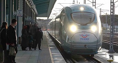 Cumhurbaşkanı Erdoğan duyurmuştu, ücretsiz seyahatler başladı: Vatandaşlar YHT garına akın etti