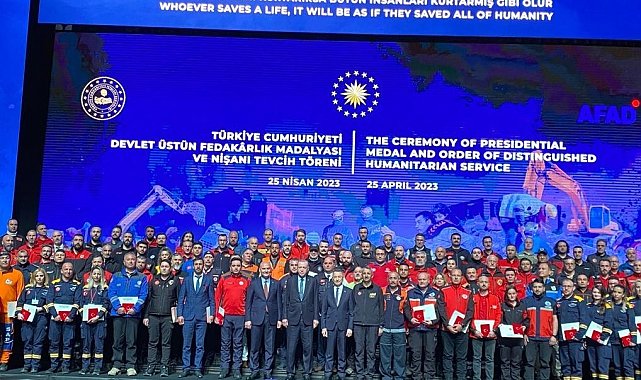 Cumhurbaşkanı Yardımcısı Oktay'dan Eskişehirli arama kurtarma ekiplerine üstün fedakârlık madalyası