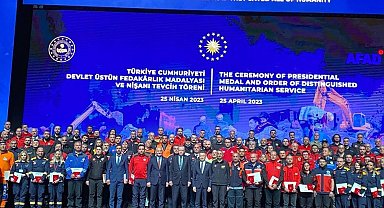 Cumhurbaşkanı Yardımcısı Oktay'dan Eskişehirli arama kurtarma ekiplerine üstün fedakârlık madalyası