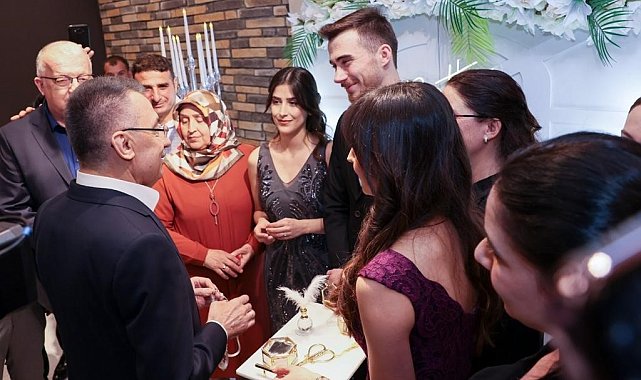 Cumhurbaşkanı Yardımcısı Oktay'dan genç çifte nişan sürprizi