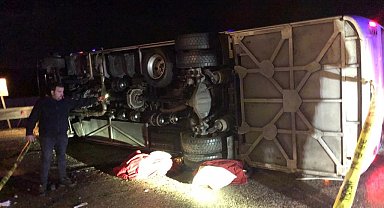 Deprem bölgesinden dönen belediye personellerini taşıyan otobüs devrildi: 3 ölü, 14 yaralı