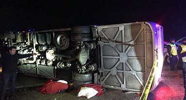 Deprem bölgesinden dönen belediye personellerini taşıyan otobüs devrildi: Ölü ve yaralılar var