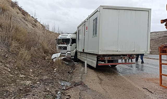 Deprem bölgesine konteynır taşıyan tır kaza yaptı