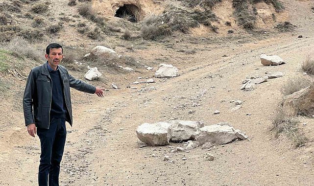 Deprem sonrası kopan kayalar köye kadar indi