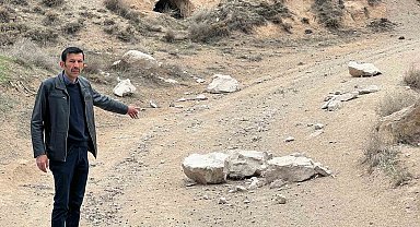 Deprem sonrası kopan kayalar köye kadar indi