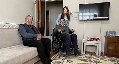 Depremde ayağı sakatlanan İsmail Çürük'e tekerlekli sandalye yardımı