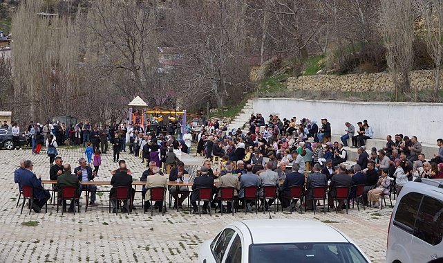 Depremde hayatını kaybeden öğretmen ve 2 çocuğu için mevlit okutuldu