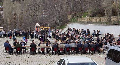 Depremde hayatını kaybeden öğretmen ve 2 çocuğu için mevlit okutuldu
