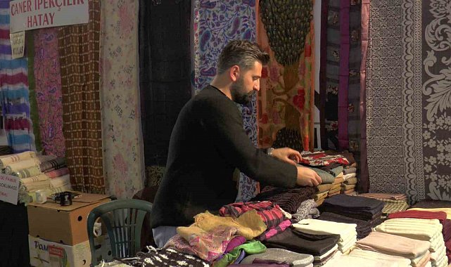 Depremde kurtardığı ürünleri ile işine devam ediyor